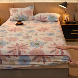 1pc Thickened Velvet Fitted Sheet For All Season, Soft Comfortable Autumn And Winter Bedding Floral Print Mattress Protector, For Bedroom, Guest Room, With Deep Pocket, Fitted Bed Sheet Only, Queen Size